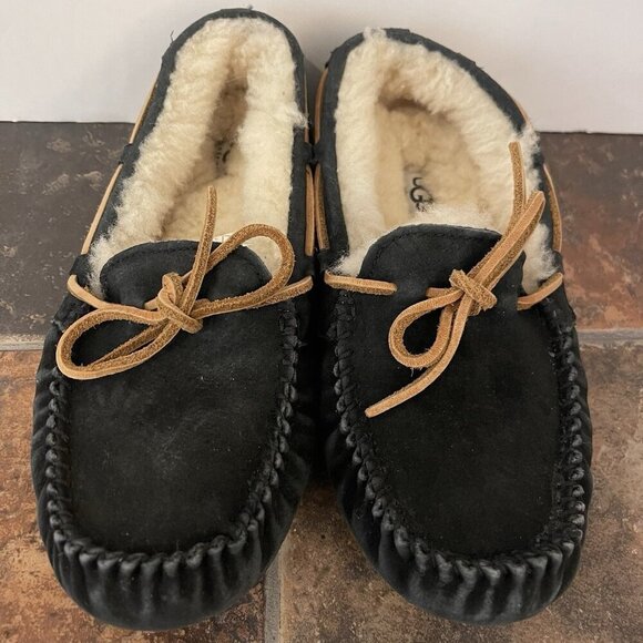 UGG Womens Dakota Slippers Sz 7 Slip On Mocassin Suede Leather Comfort Insulated - Picture 1 of 12